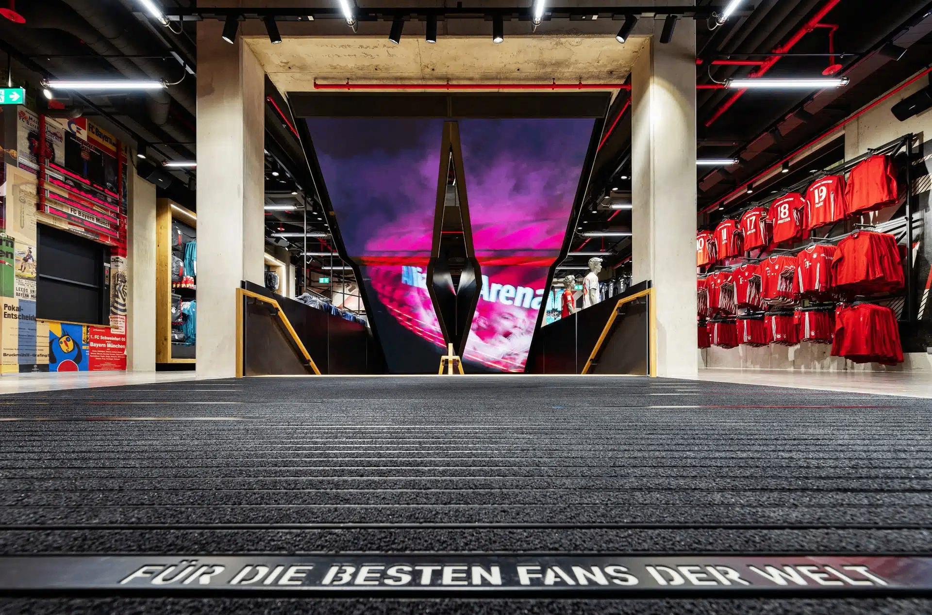 FC Bayern World — Digital Store Strategy — Flagship retail concept & touch-point design